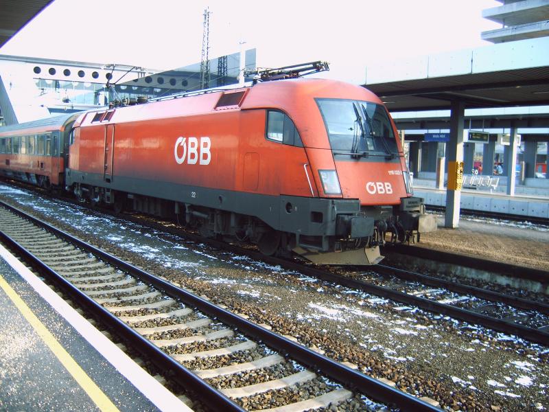 1116.022-3 am Zugende vom EC 25 ( Dortmund - Budapest )
am 28.12.2005 beim Aufenthalt in Wels. Dieser Zug ist 
planmssig mit einem Taurus vorne und hinten bespannt.