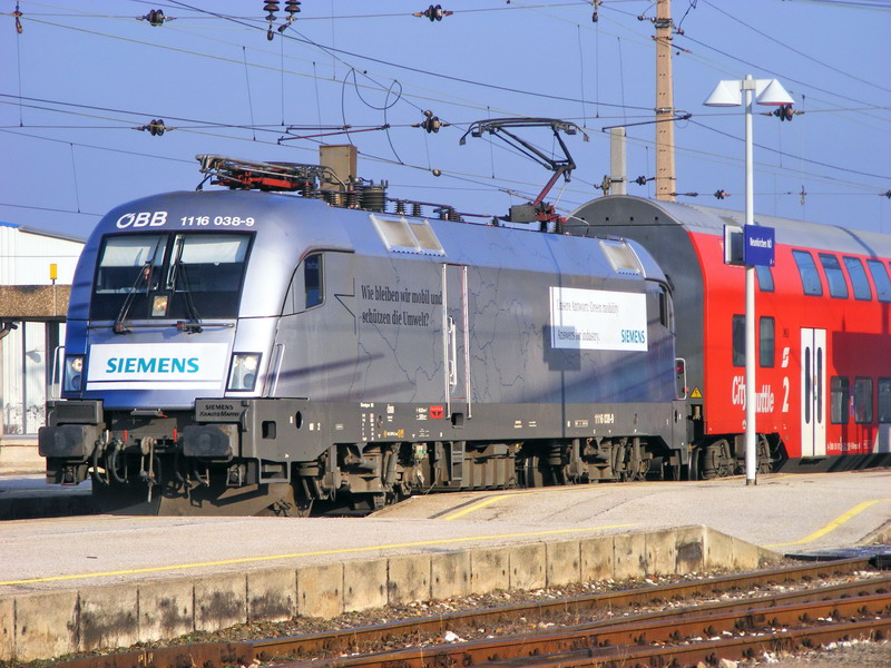 1116.038  Siemens-lok  am 28.12.2008 im Bahnhof Neunkirchen N mit einem Regionalzug aus Wien nach Payerbach-Reichenau.
