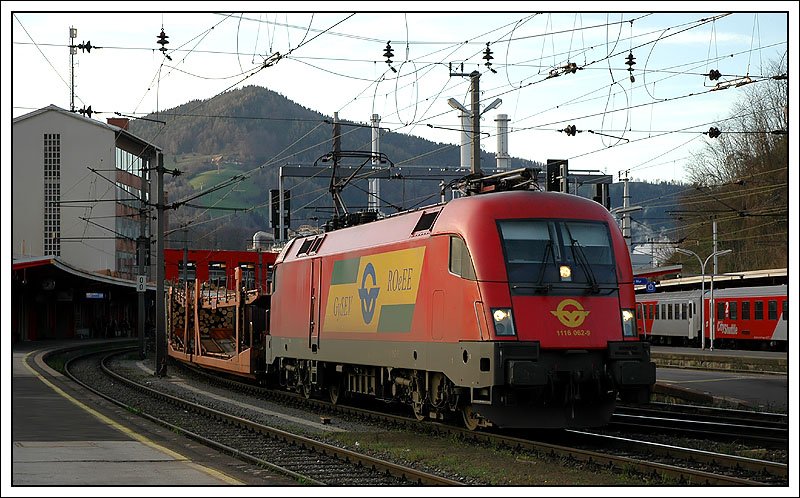 1116.062 mit einem Gterzug bei der Durchfahrt in Bruck a.d. Mur am 5.4.2007.