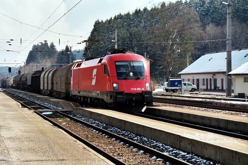 1116.081 mit einem Gterzug Richtung Salzburg bei der Durchfahrt durch den Bahnhof Frankenmarkt im Mrz 2004