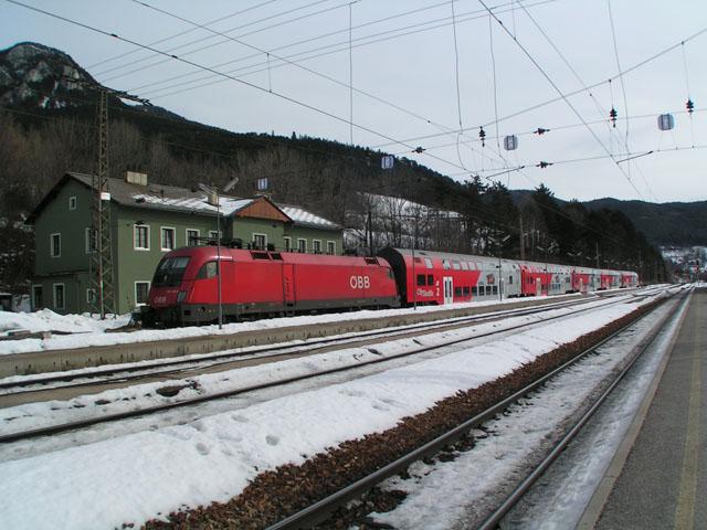 1116.106-4 mit dem R 2305 von Breclav-Payerbach Reichenau.
<a href= http://www.bahnbilder.de/kauf  target= _blank ><img src= http://www.bahnbilder.de/counter/counter_new.php?key=335024393  alt= Bahnbilder.de  title= bahnbilder.de  border= 0 ></a>


