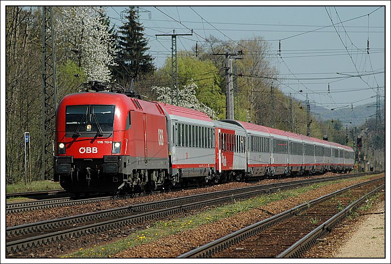 1116.113 OEC 566  Stadt Innsbruck  von Wien Westbahnhof nach Bregenz am 15.4.2007 bei der Ausfahrsingalgruppe Richtung Wien, des Bahnhofes Rekawinkel. Diesmal ist der Zug besser zu sehen.