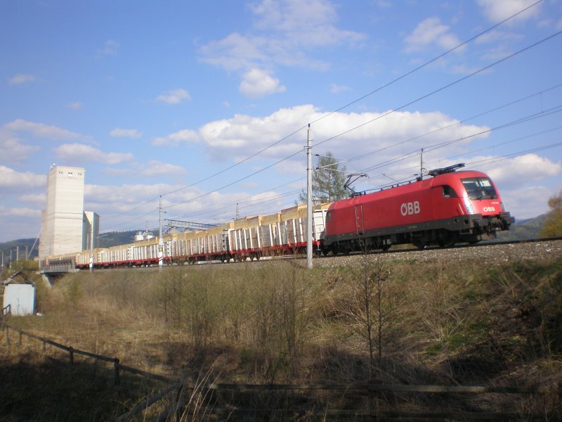 1116.139 fhrt mit G 54563 von Leoben Gss nach Villach. Aufgenommen am 24.04.08 bei Spielberg.