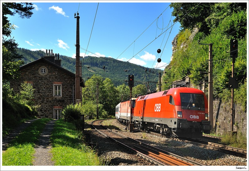 1116.152 gibt einer 44er Vorspann, welche gerade mit dem EC158 unterwegs ist. Breitenstein, 5.9.2009.