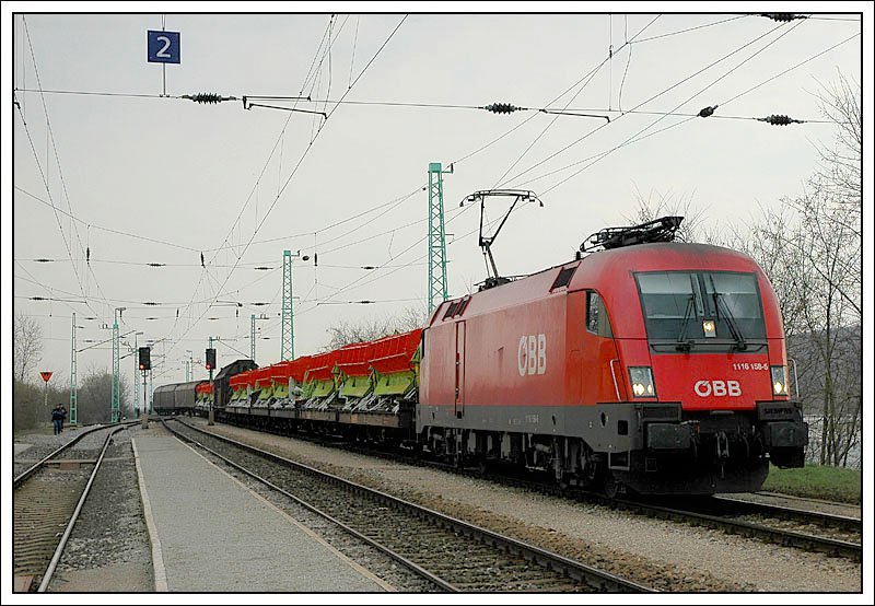 1116.159 mit einem Gterzug bei der Einfahrt in Mllendorf am 10.3.2007. Dies war eine perfekt abgewickelte Zugkreuzung, denn der Gterzug, der wegen einem Regionalzug am uesten Gleis einfahren musste, kam nie ganz zum Stillstand.