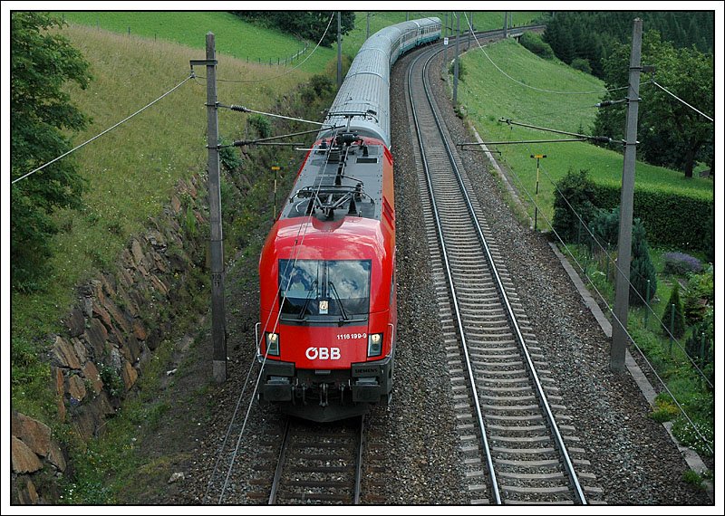 1116.199 mit dem EC 82 „Paganini“ von Verona Porta Nuova nach Mnchen Hbf. bei der Talfahrt der Brenner Nordrampe am 27.7.2007 im Bereich Wolf aufgenommen.