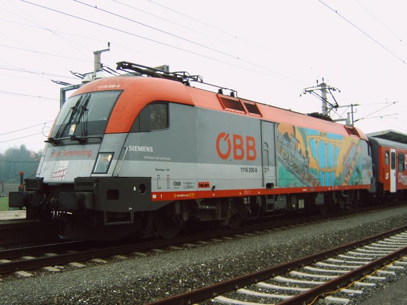 1116.200-5 mit R 3944 ( Kirchdorf - Linz )
am 30.10.2005 bei seinem Halt in Wartberg/Kr. 