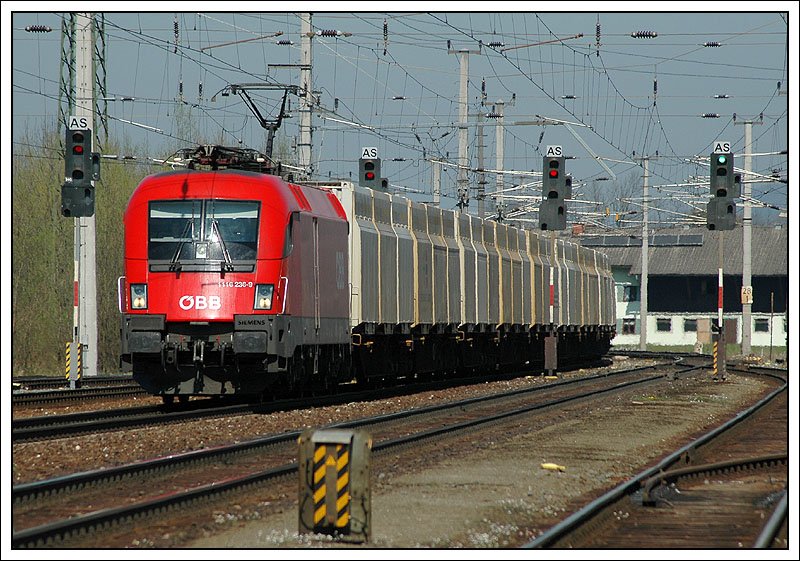1116.232 hat am 6.4.2007 einen Hackschnitzelzug am Haken. Das Foto zeigt den Zug bei der Ein-/Durchfahrt in Golling-Abtenau
