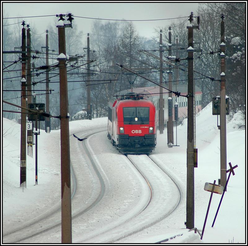 1116.268 von Graz kommend mit dem OEC 556 nach Wien, kurz nach M�rzzuschlag beim Anstieg auf die Semmering S�drampe am 6.1.2006.