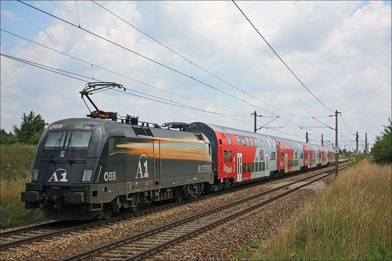 1116.280 'A1' schob am 4. Juli den R 2326 nach Bernhardsthal und konnte unweit der Haltestelle Helmahof abgelichtet werden.
