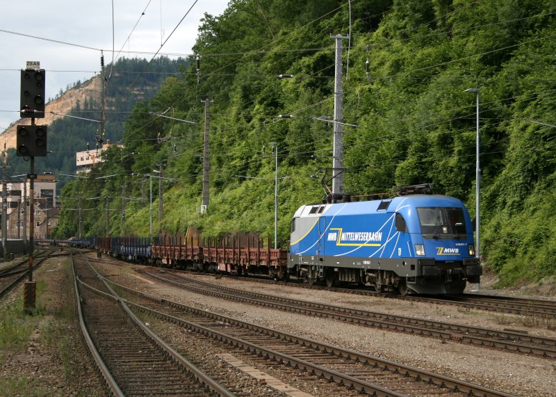1116.911 der Mittelweserbahn fhrt mit dem SGAG 95015 in den Bahnhof Leoben um dort zu strzen. 16.06.2008
