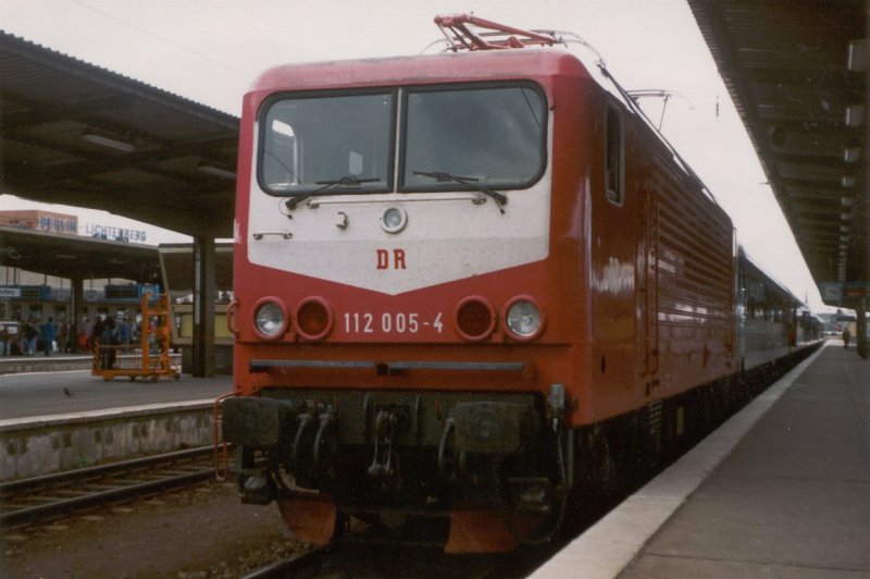 112 005-4 im Jahre 1993 im Bahnhof Berlin-Lichtenberg.