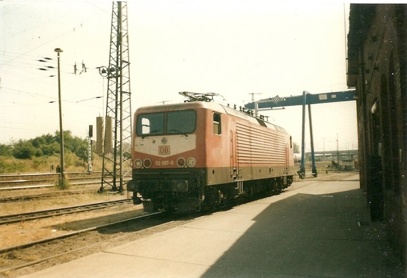 112 007 abgestellt im Sommer 1997 im Bw Stralsund.