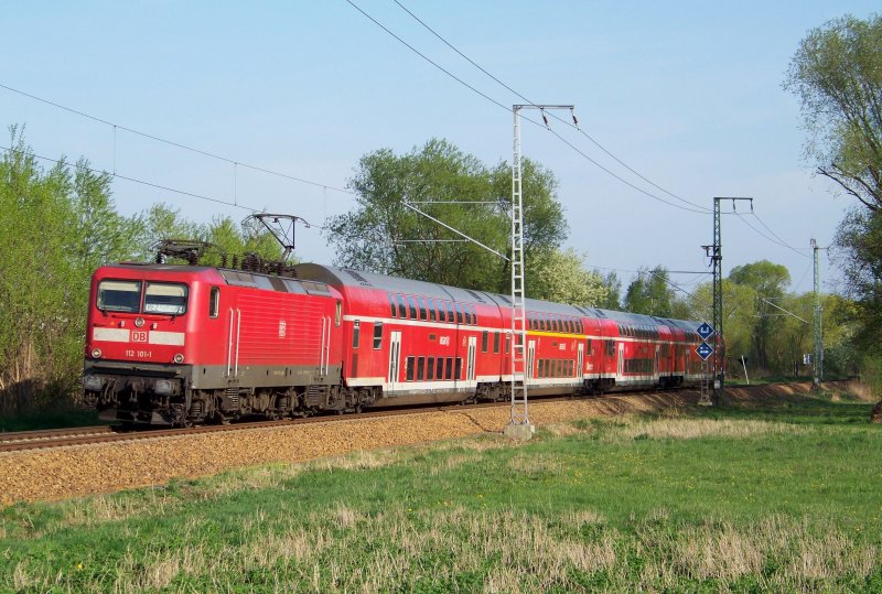 112 101-1 kommt hier mit dem RE2 von Cottbus nach Rathenow gefahren. Lbbenau/Spreewald den 15.04.2009 