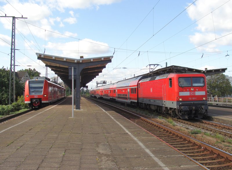 112 101-1 mit RE1 von Magdeburg Hbf nach Frankfurt (Oder) �ber Potsdam und Berlin beim Halt auf Gleis 3 in Magdeburg-Neustadt. Auf Gleis 1 steht 425 508-9 als Regionalbahn nach Wittenberge. Fotografiert am 04.09.2009.