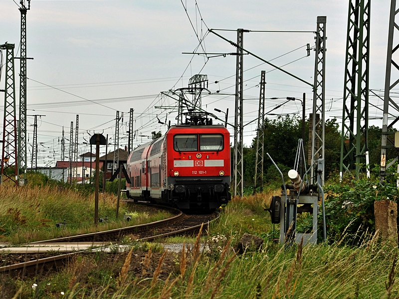 112 101 mit einer zweier Doppelstockeinheit im Pendel,
hier am Abzwg. Stralsund/Srg am 21.08.09