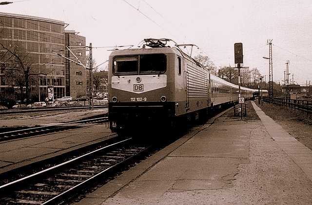 112 102-9 mit einem IC aus Hamburg-Altona bei der Einfahrt in den Drsdener Hbf. Bild von Mai'98.