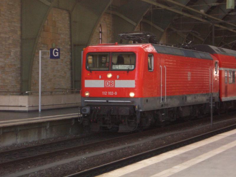 112 102-9 mit ihrem Regional Express in Berlin Ostbahnhof. Aufgenommen am 19.4.2005