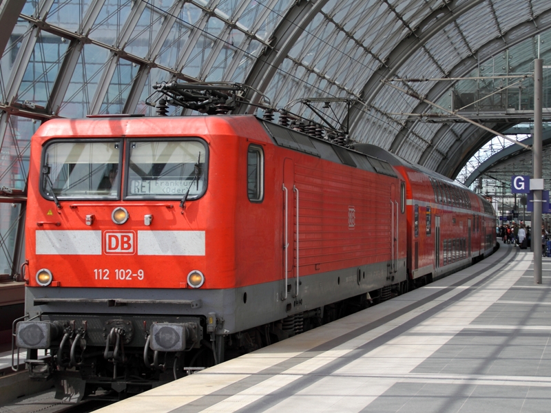 112 102-9 zieht am 11.7.2009 den RE 1 nach Frankfurt(Oder) aus dem Berliner Hauptbahnhof. Das Bild ist brigens mein 250. auf Bahnbilder.de! In Berlin zwar nichts besonderes, aber fr mich ist es die erste erlegte 112.