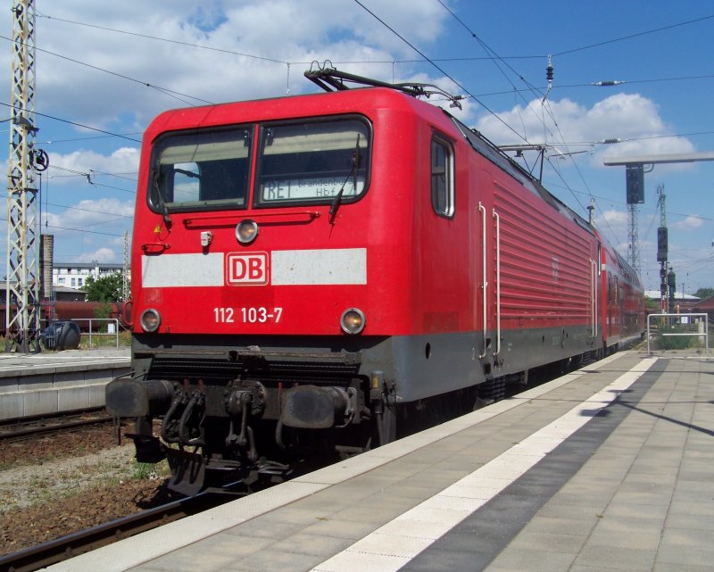 112 103-7 kommt mit dem RE1 (RE 38071) aus Brandenburg an und wird ihn in 9 Minuten, sprich um 10:34, wieder zurck bringen.