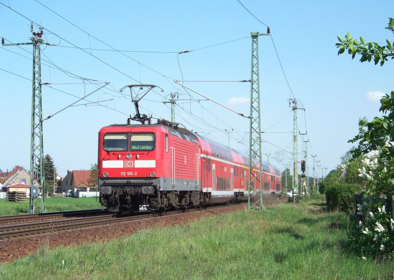 112 105-2 ist am 01.05.2009 mit dem RE2 nach Cottbus unterwegs. Hier in Lbbenau/Spreewald.