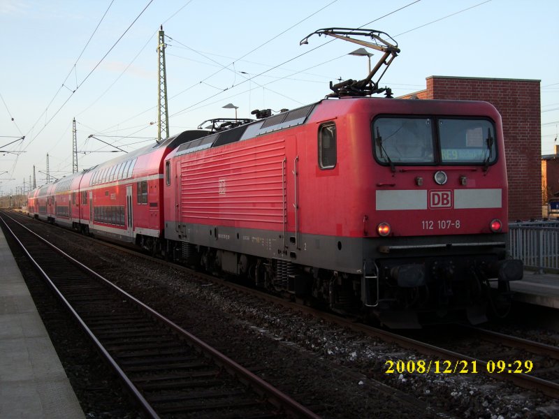 112 107 am 21.Dezember 2008 mit dem RE 33210 Sassnitz-Rostock in Bergen/Rgen.