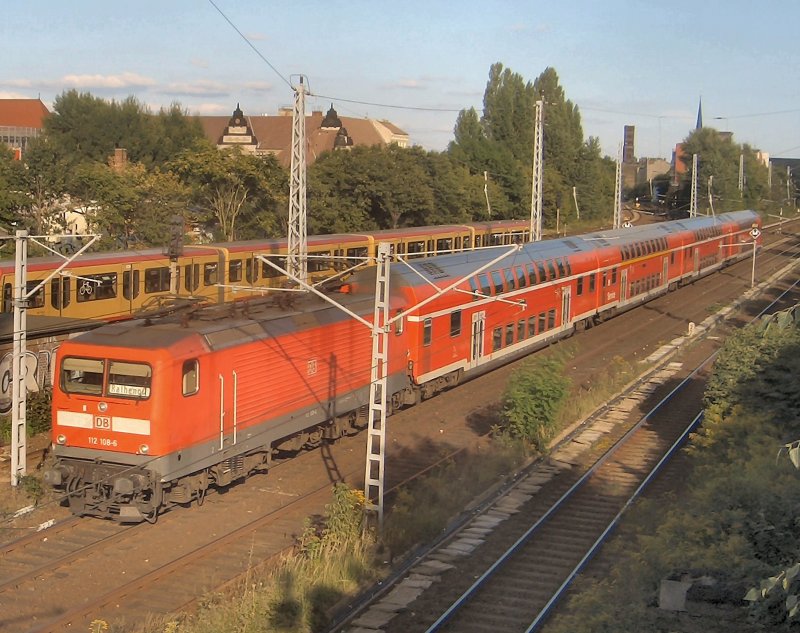 112 108-6 mit Doppelstock nach Rathenow, Berlin 2006