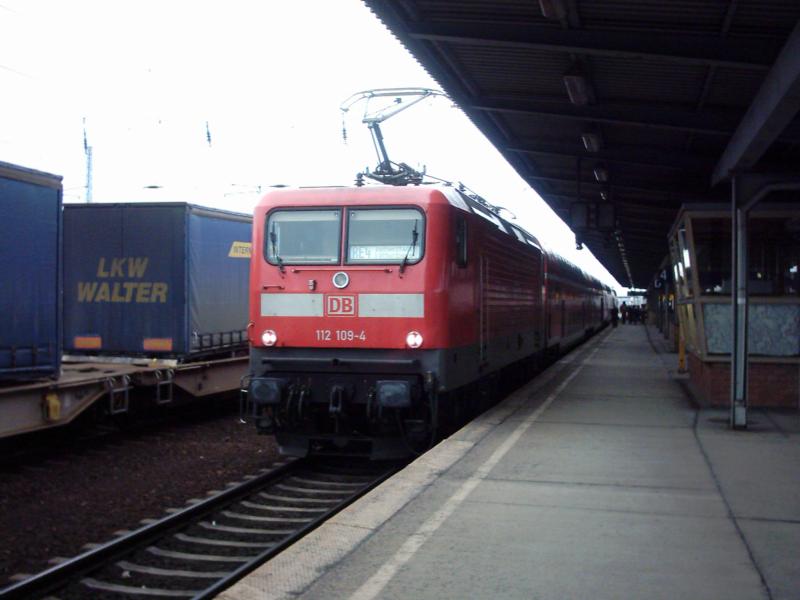 112 109-4 mit dem RE4 nach Lutherstadt Wittenberg in Berlin Sch�nefeld Flughafen am 04.02.05
