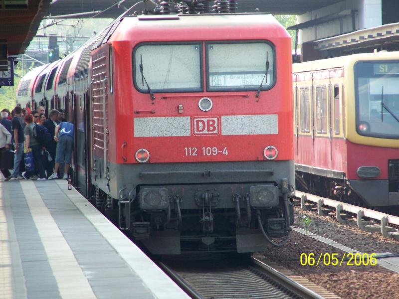 112 109 schiebt einen mit 20min verspteten Regionalexpress der RE1 nach Brandenburg/Havel.