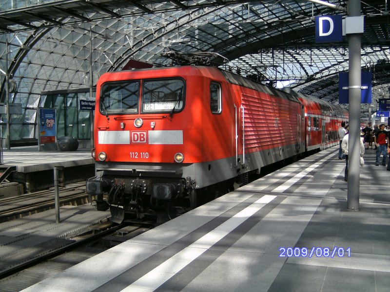 112 110 an einen RegionalExpress in Berlin Hauptbahnhof am 01.08.2009.