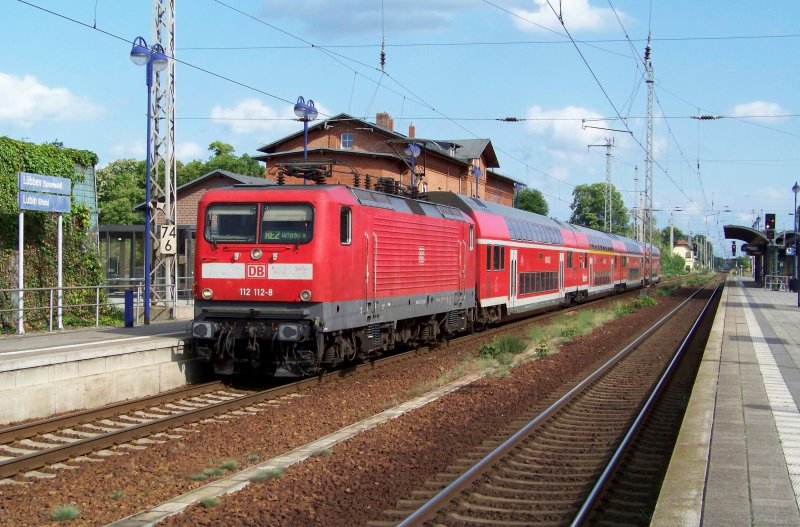 112 112-8  steht hier in Lbben/Spreewald bereit und wartet auf die Weiterfahrt in Richtung Berlin ber Knigs Wusterhausen. 