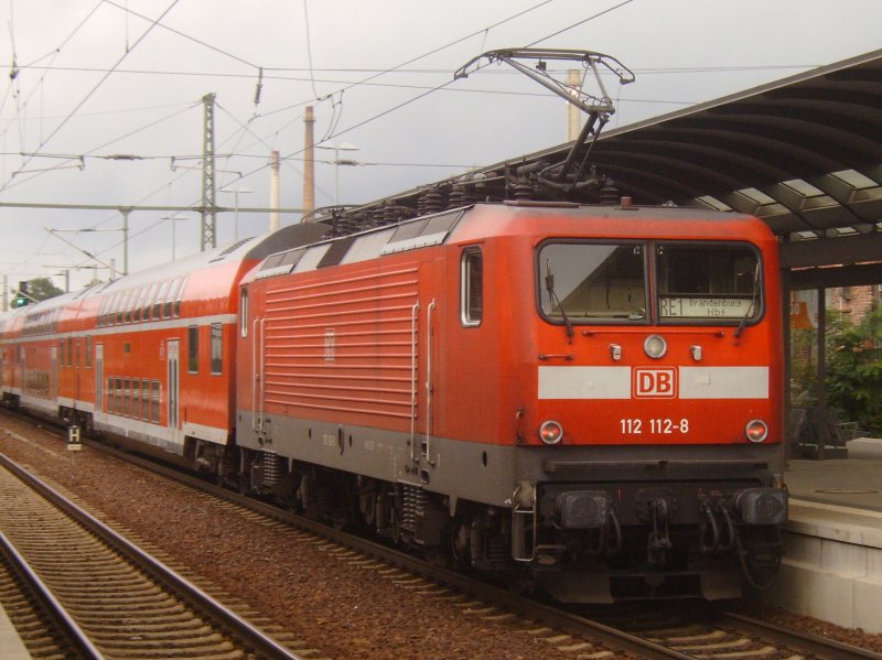 112 112-8 verlsst mit dem RE1 nach Brandenburg Hbf den Bahnhof von Frstenwalde im August 2006
