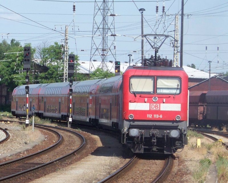 112 113-6 schiebt seinen RE1 (RE 38018) nach Magdeburg Buckau. Als Ziel steht zwar Madgeburg Hbf, aber da wird ja gebaut. Datum: 01.07.2008