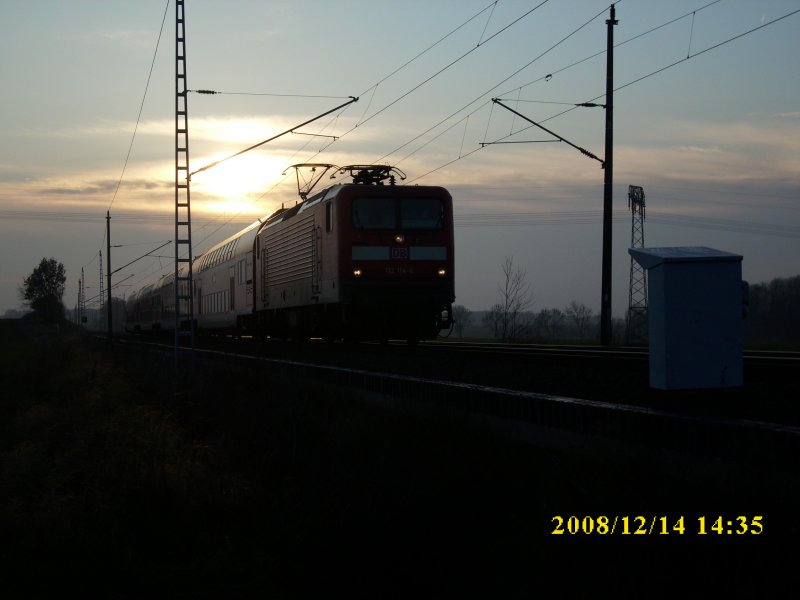 112 114 am 14.Dezember 2008 mit dem RE 33212 Rostock-Sassnitz vor Bergen/R�gen.