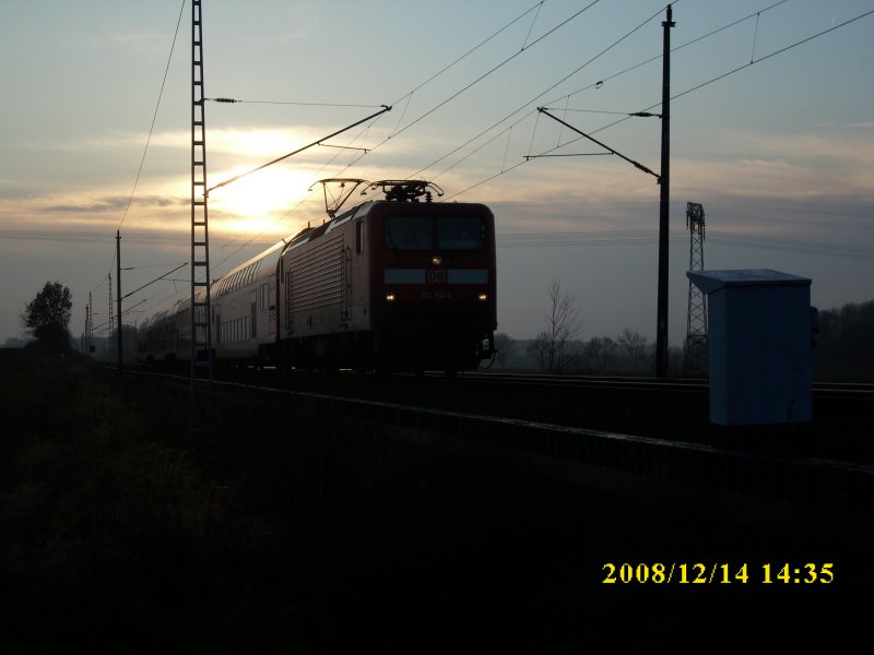 112 114 am 14.Dezember 2008 mit dem RE 33212 Rostock-Sassnitz vor Bergen/Rgen.