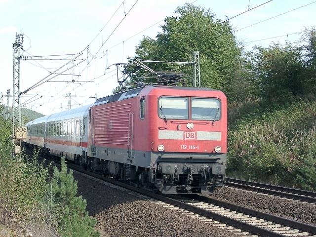 112 115-1 fhrt mit ihrem Intercity (vormals Interregio) aus Richtung Eisenach kommend ber Fulda nach Frankfurt.