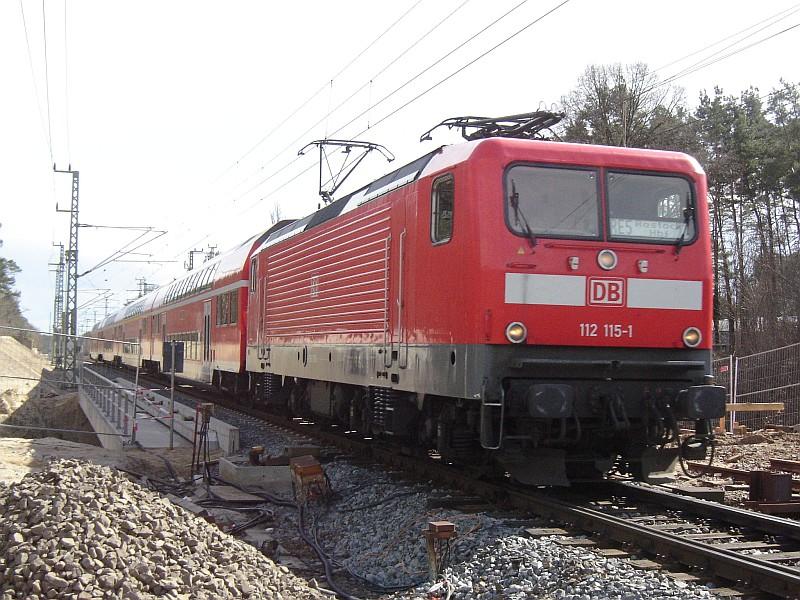 112 115-1 mit dem RE 5 nach Rostock passiert gerade eine Baustelle. 14.04.06