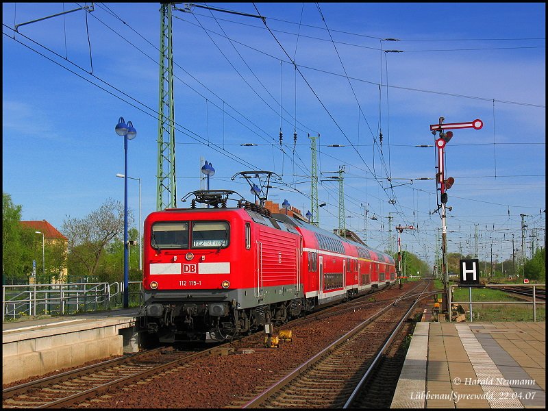112 115 fhrt mit RE38144 Cottbus-Rathenow in den Bf Lbbenau/Spreewald ein. Allein dieses schne Bild ist doch mal ein Besuch in der deutschen Saure-Gurken-Hochburg wehrt, oder?