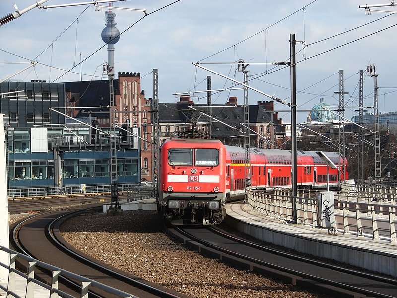 112 115 verlsst gerade, mit dem RE 2 nach Berlin Ostbahnhof, den Hauptbahnhof Berlin. (17.03.07)