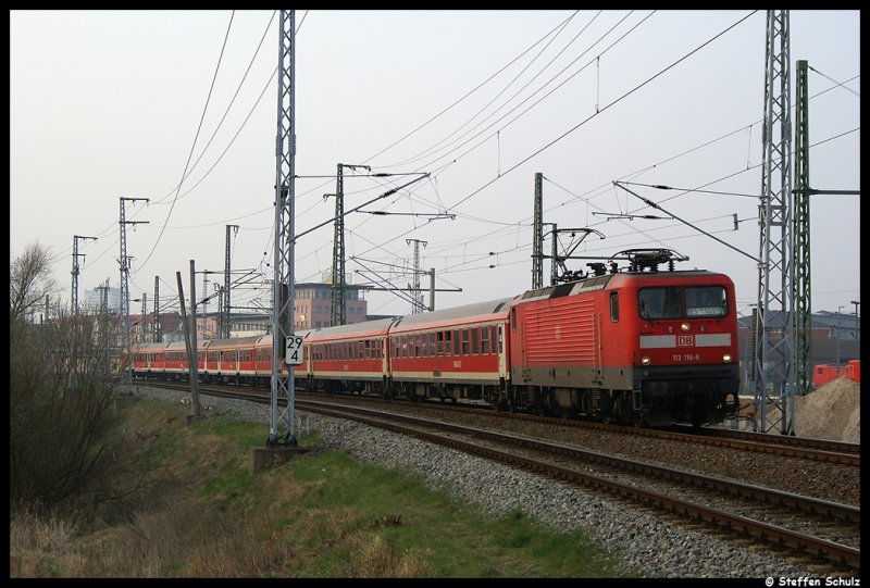 112 116 mit dem Warnem�nde-Express aus Warnem�nde nach Berlin. Aufgenommen am 04.04.09 kurz hinterm Rostocker Hbf.
