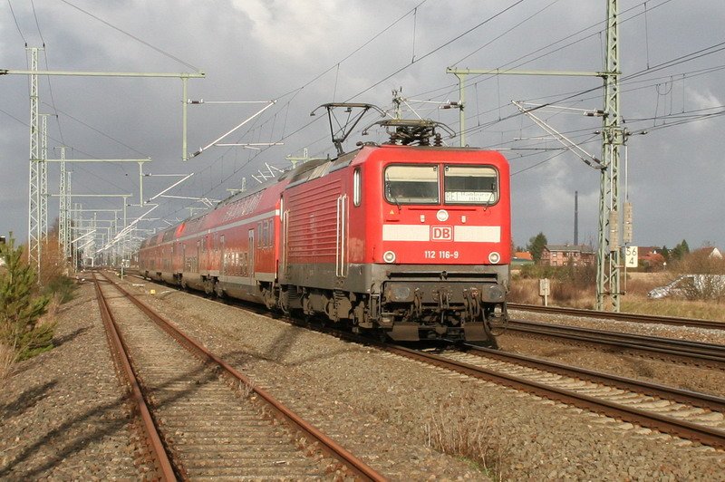 112 116 RE 1 nach Hamburg bei der Ausfahrt aus dem Bf. Holthusen 02/2007