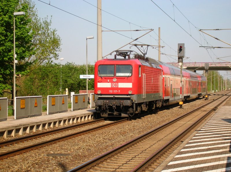 112 117-7 fhrt mit ihrem werktglichen Entlastungszug, bestehend aus 3 Dostos in den Hp Prizier ein.