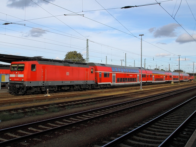 112 117-7 steht am 5.10.2009 mit dem RE 2 nach Rathenow in Cottbus.