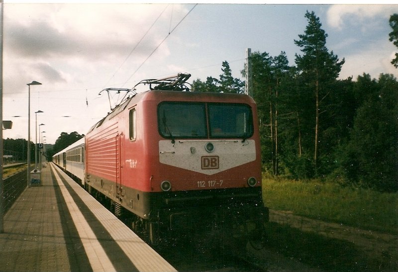 112 117 mit einem Interregio im August 1998 in Binz Morgens vor der Abfahrt.