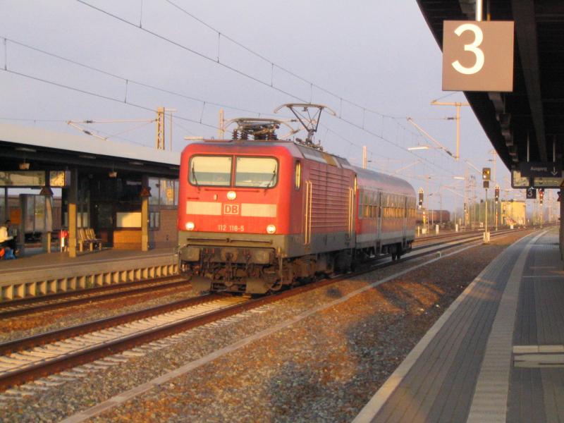 112 118-5 bei der Durchfahrt durch Nauen am 22.04.2005
Man beachte Gleis 3!!! (Die 112 fhrt auf Gleis 4 !!!)