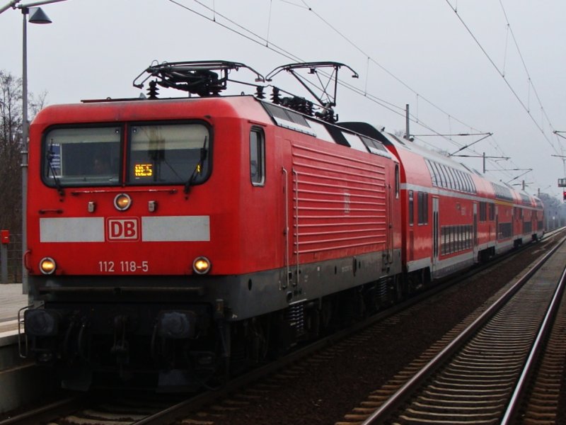 112 118 am 26.3.2009 in Berlin-Lichterfelde Ost.
112 118 hat einen Orangen Zugzielanzeiger der Das Ziel als  Laufband  anzeigt. An dem Tag war das Ziel  Luhterstadt Wittenberg  angezeigt.