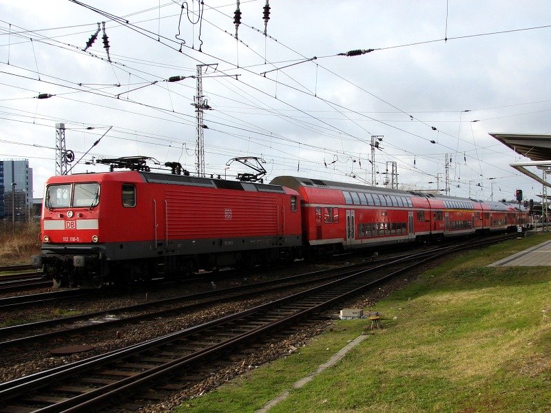 112 118 fhrt gerade mit ihrem RE aus dem Hbf Rostock, in Richtung Lutherstadrt Wittenberg, aus. (04.02.07)