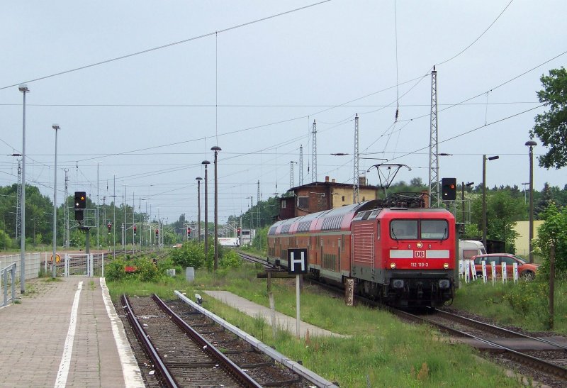 112 119-3 kommt hier mit dem RE2 in den Bahnhof von Knigs Wusterhausen reingefahren. Seine Reise ging von Cottbus nach Rathenow. 22.05.2009