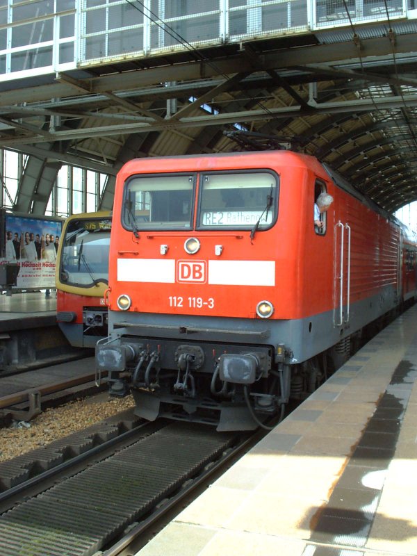 112 119 wartet am 28.05.2006 (Tag der Er�ffnung des Berliner Hbf)im Bahnhof Berlin Alexanderplatz auf die Abfahrt nach Rathenow.