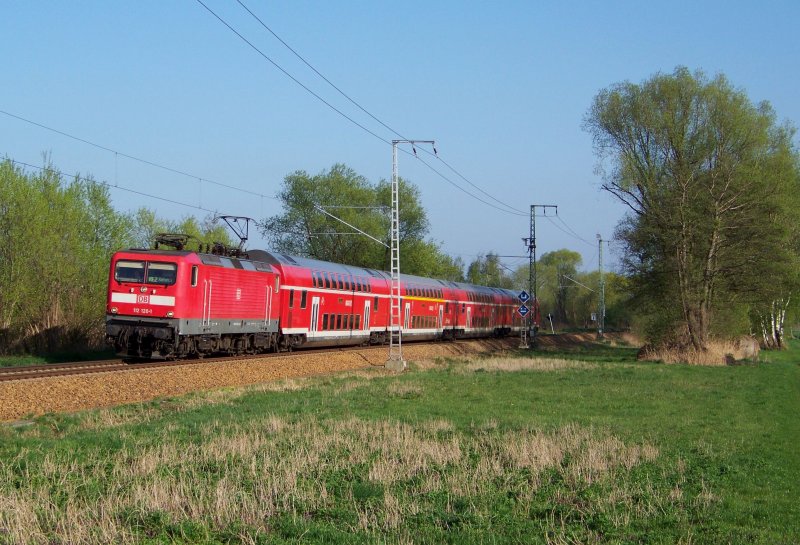 112 120-1 kommt hier mit dem RE2 angefahren. Seine Reise geht von Cottbus nach Rathenow. Lbbenau/Spreewald den 13.04.2009